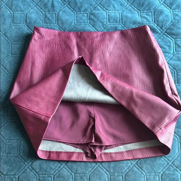 The A&F Scarlett Vegan Leather Mini Skort - Picture 4 of 4
